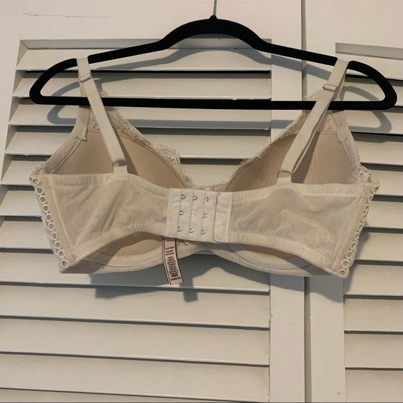 Victorias Secret 34DDD White Lace Bra 4 adjustable closures in back/straps - Picture 3 of 4
